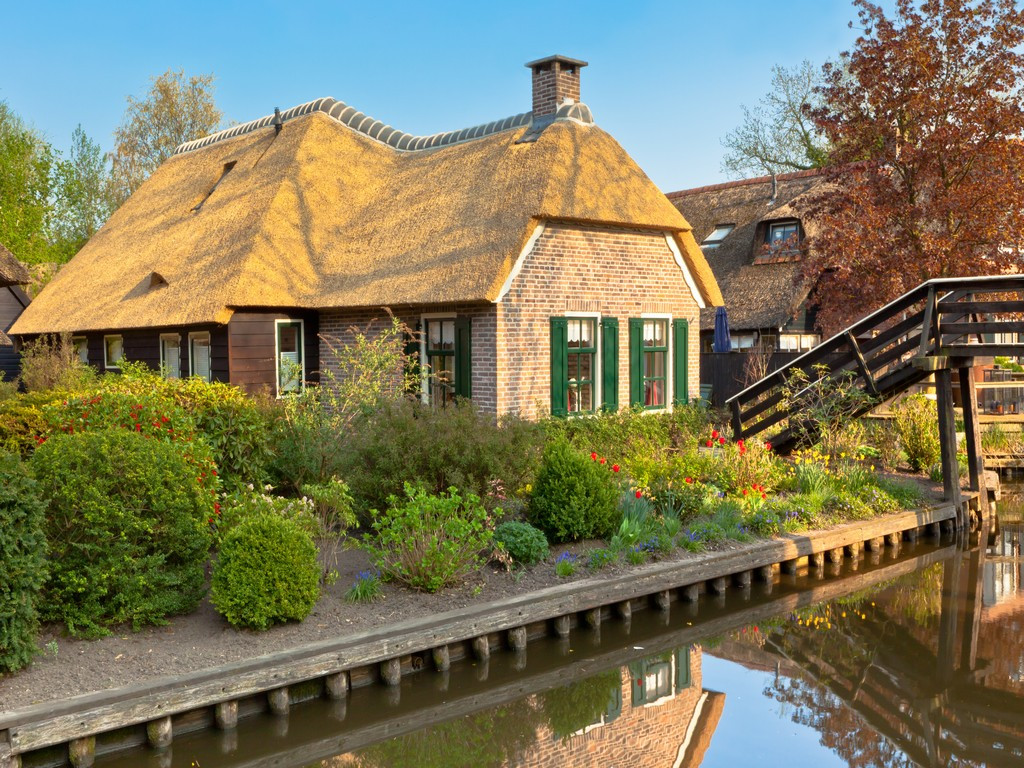 Een klein huis op een groot perceel te koop aangeboden op erfpachtgrond van het Hoogheemraadschap